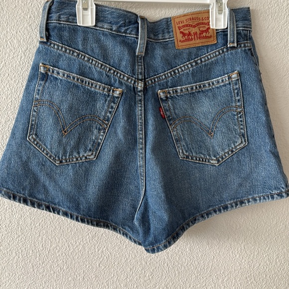 Levi High Waisted Mom Shorts | Size 26 - Picture 3 of 4